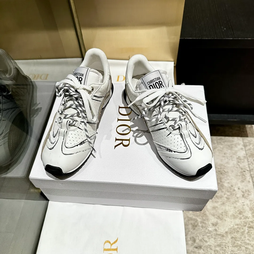 👟👟Ex-factory price 560👟👟, 2025, new series, this Dior, C'est sneaker shows eye-catching and fashionable style. Carefully crafted, the 3D printed design of the upper is super fashionable, and the details also add a touch of elegance. The lightweight two-tone sole offers exceptional comfort and sporty style. Can add a stylish touch to any casual look. The tongue and sole are decorated with the Christian Paris logo, and the cowhide design is styled. Women's size 35-40